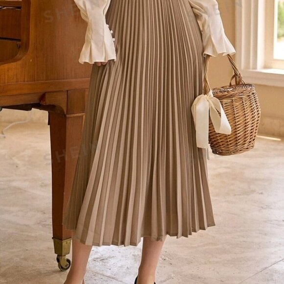 High Waist Solid Pleated Skirt - Picture 5 of 10